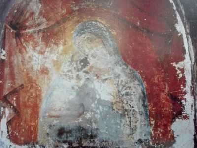 Sappiamo comunque (attraverso il libro e le foto di Antonella Calderazzi �L�architettura rurale in Puglia: le masserie�) che la cappella � a navata unica e che nella cavit� del transetto � custodito un affresco greco-bizantino raffigurante la Vergine con Bambino, avvolta da un mantello azzurro e dipinta su uno sfondo rosso scuro